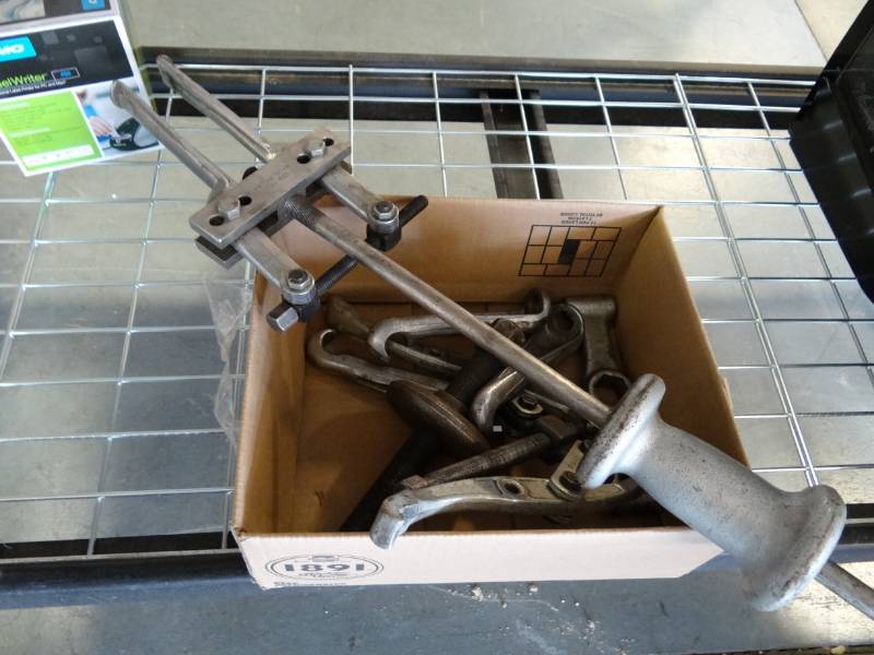 lot 1273 image: Slide Hammer Puller Set