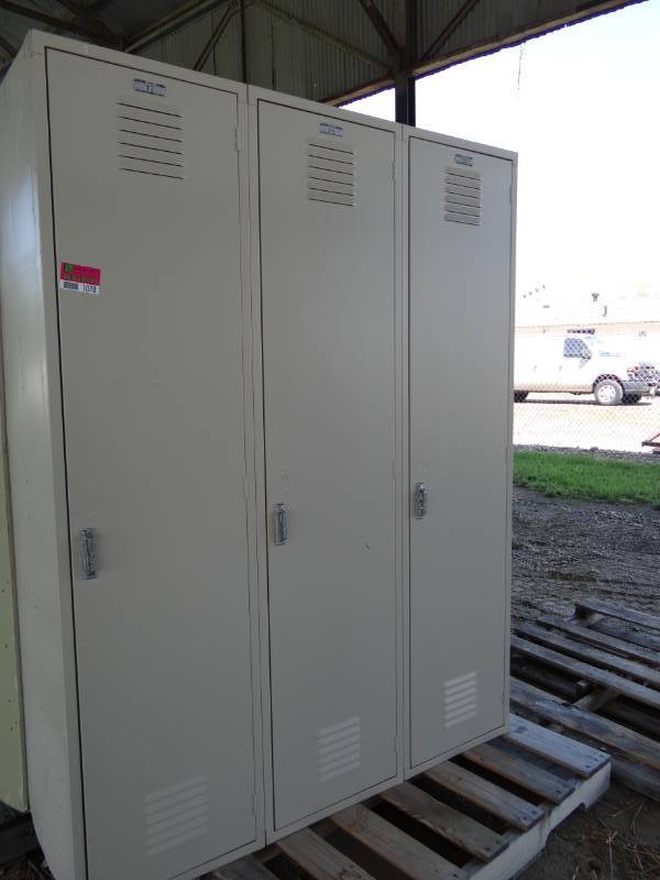 lot 1070 image: Set Of (3) Lockers