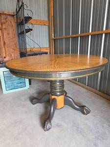 lot 11 image: Round Oak Pedestal Table with Sunburst Pattern