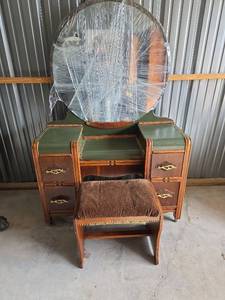 lot 13 image: Vintage Art Deco Vanity with Bench and Round Mirror