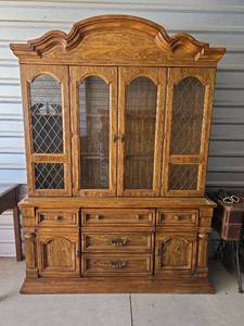 lot 16 image: Traditional 2- Piece Lighted China Cabinet