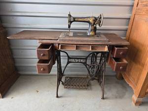 lot 17 image: Singer Treadle Sewing Machine with Wooden Cabinet