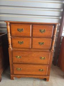 lot 23 image: Traditional 4-Drawer Chest of Drawers