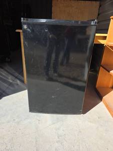 lot 32 image: GE Mini Refrigerator with Freezer Compartment