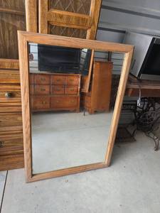 lot 37 image: Classic Oak Framed Wall Mirror