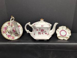 lot 121 image: Vintage Japanese Floral Pieces