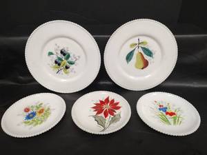 lot 148 image: Vintage Westmoreland Hand-Painted Milk Glass Beaded Edge Plates, 2 Dinner and 3 Dessert