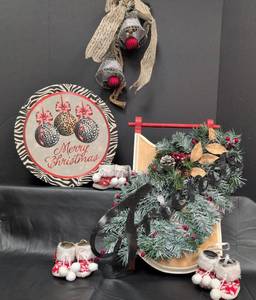 lot 220 image: Christmas Decor Collection