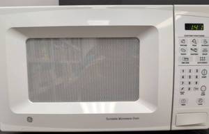lot 243 image: GE White Turntable Microwave Oven runs