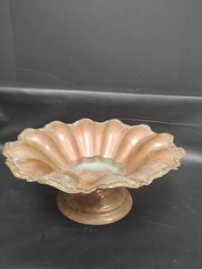 lot 283 image: Vintage Antique Copper Shell-Shaped Compote on Pedestal, 13 inch Diameter
