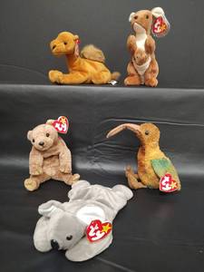 lot 300 image: Vintage TY Beanie Babies Animal Collection