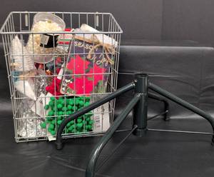 lot 322 image: Vintage Christmas Decorations Bundle