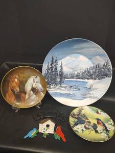 lot 341 image: 1996 Collectible Bluebirds and Blooms Decorative Plate and Assorted Decorative Pieces