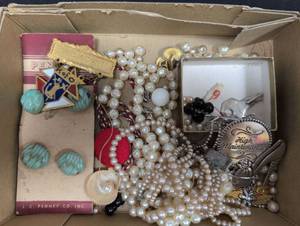 lot 362 image: Craft Jewelry Assortment