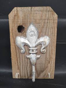 lot 494 image: Fleur-de-lis Rustic Wood Wall Hook, 6 x 9 12