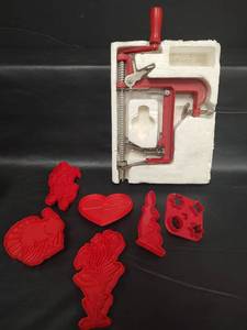 lot 513 image: Vintage Apple Slicer and Corer, including Cookie Cutters