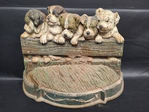 lot 534 image: Vintage Decorative Cast Iron Puppies Door Stop