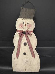 lot 541 image: Wooden Snowman Wall Decoration, 27 inches