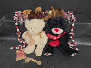 lot 588 image: Valentines Chrstmad Day Plush Bear Collection with Ornament Garland
