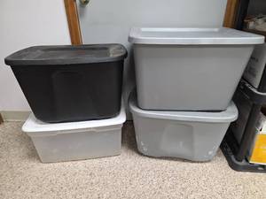 lot 590 image: Storage Container Set with Lids