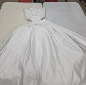 lot 595 image: SIZE 8 Beaded White 2pc  Wedding Gown with Pearl Floral Details and Train