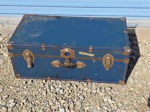 lot 801 image: 1940s Blue Steamer Trunk