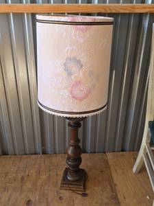 lot 802 image: Elegant Floral Embossed Table Lamp