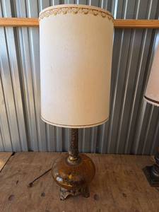 lot 803 image: Mid-Century Amber Crackle Glass Table Lamp 3 Way with Light Up Base