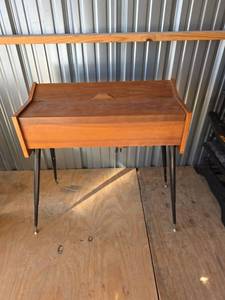 lot 806 image: Mid-Century Small Electric Organ