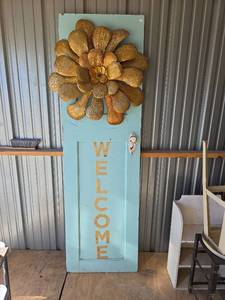 lot 810 image: Large Gold Flower Welcome Door with Metal Art