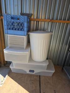 lot 812 image: Storage Containers and Milk Crate