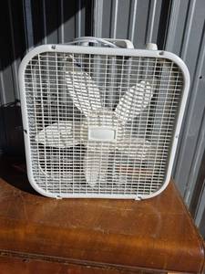 lot 814 image: Lasko Box Fan