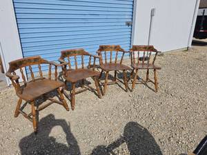 lot 826 image: Traditional Colonial Style Maple Dining Chairs with Stenciled Design