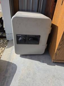 lot 827 image: Sentry 1250 Fire Safe Box