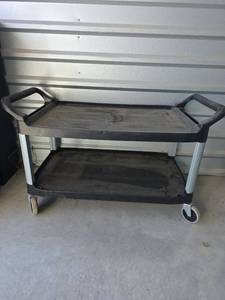 lot 831 image: Rubbermaid Commercial Service Cart