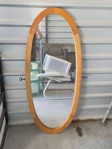 lot 834 image: Oval Oak Frame Wall Mirror