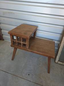 lot 837 image: Mid-Century Two-Tier Wooden End Table