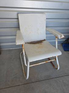 lot 842 image: Mid-Century Folding Metal Lounge Chair