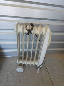 lot 845 image: Lakewood Oil-Filled Electric Space Heater