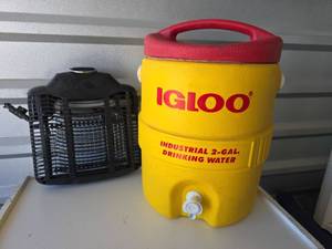 lot 851 image: Igloo Industrial 2-Gallon Water Cooler and Stinger Bug Zapper