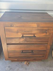 lot 868 image: 2 Drawer End Table