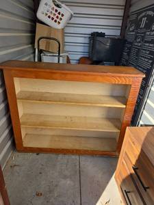 lot 869 image: Mid-Century Pine Wood Display Shelf