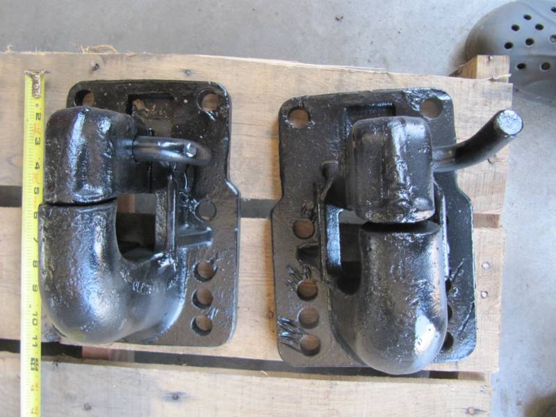 lot 173 image: SET OF 2 HEAVY DUTY PINTLE HOOKS FOR TRUCKS AND TRAILERS