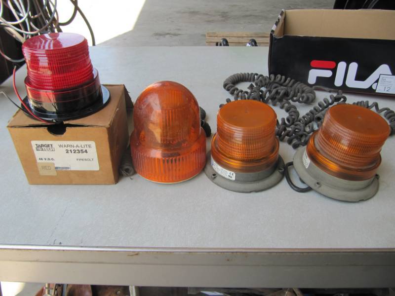 lot 175 image: LOT OF 4 CAUTION AND WARNING 12 VOLT LIGHTS