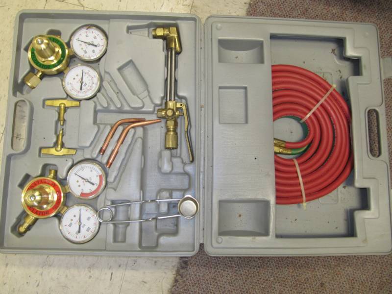 lot 186 image: NEW CUTTING TORCH SET INCOMPLETE- HAS GAUGES AND HOSES