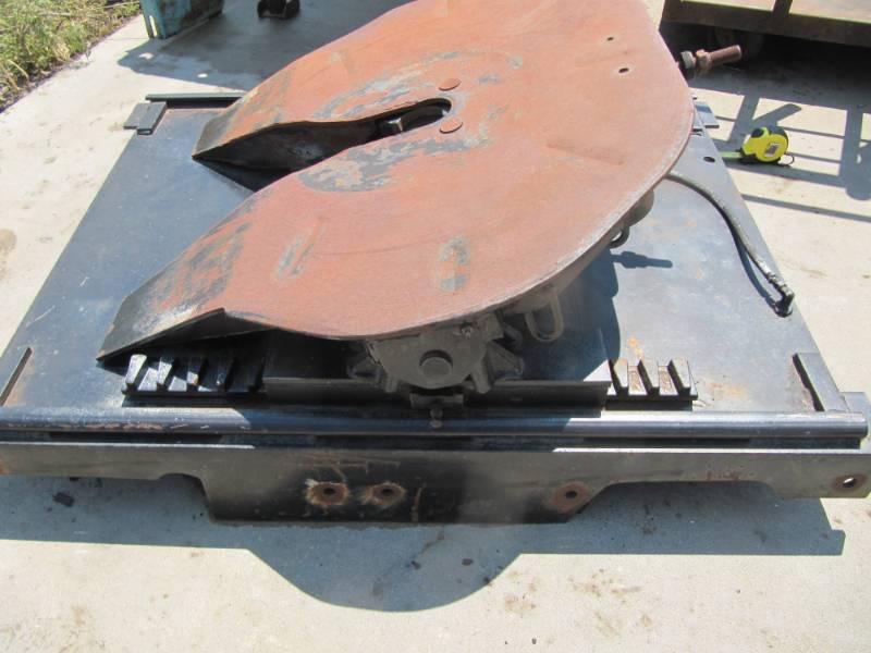 lot 133 image: AIR SLIDE FIFTH WHEEL 48 L INCH FRAME MOUNT 45 SLIDE. REMOVED FROM 2009 KENWORTH T-800