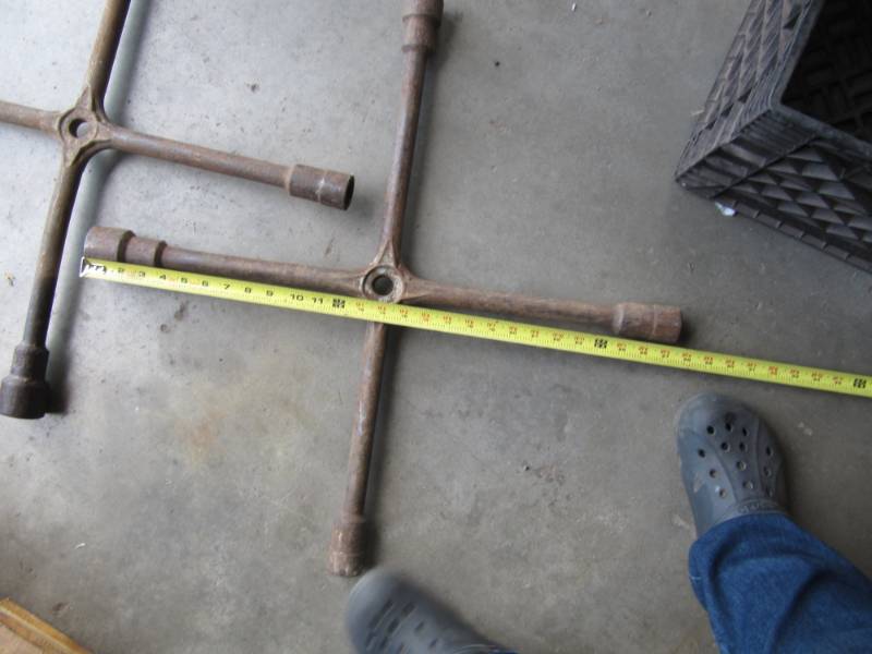 lot 196 image: LOT OF TWO 4 WAY LUG WRENCHES FOR TRUCKS AND TRAILERS (SHOP TOOLS)