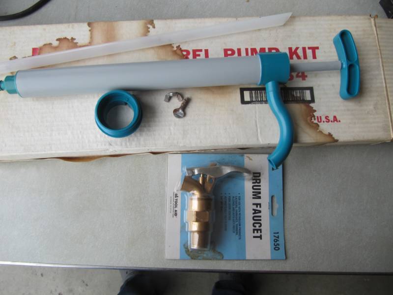 lot 198 image: PLASTIC BARREL DRUM FAUCET T NEW DAMAGE BOX