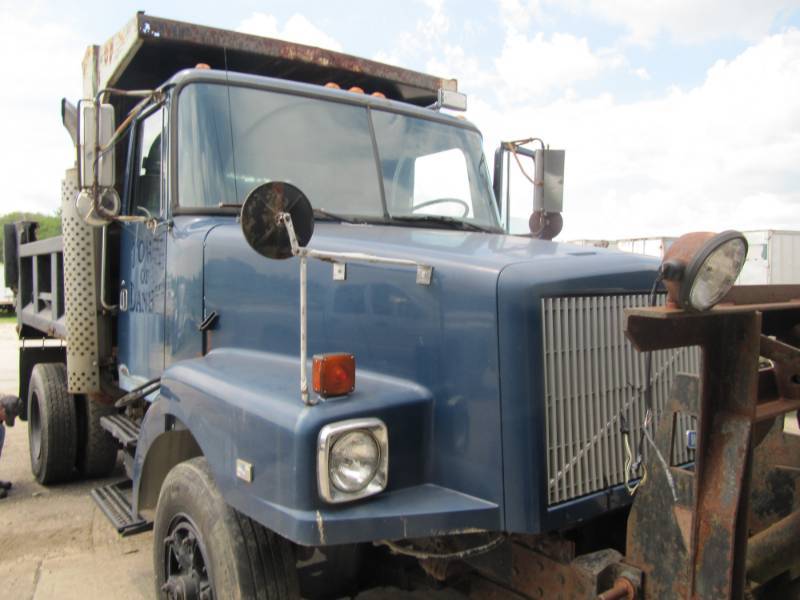 lot 119 image: 1992 VOLVO WHITE GMC  DUMP TRUCK 10 BED WITH 13 SNOW PLOW, SHOWING RUST THE BED WORK AND HYDRAULICS WORK