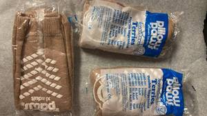 lot 1092 image: Non-Slip Hospital Socks - Pillow Paws